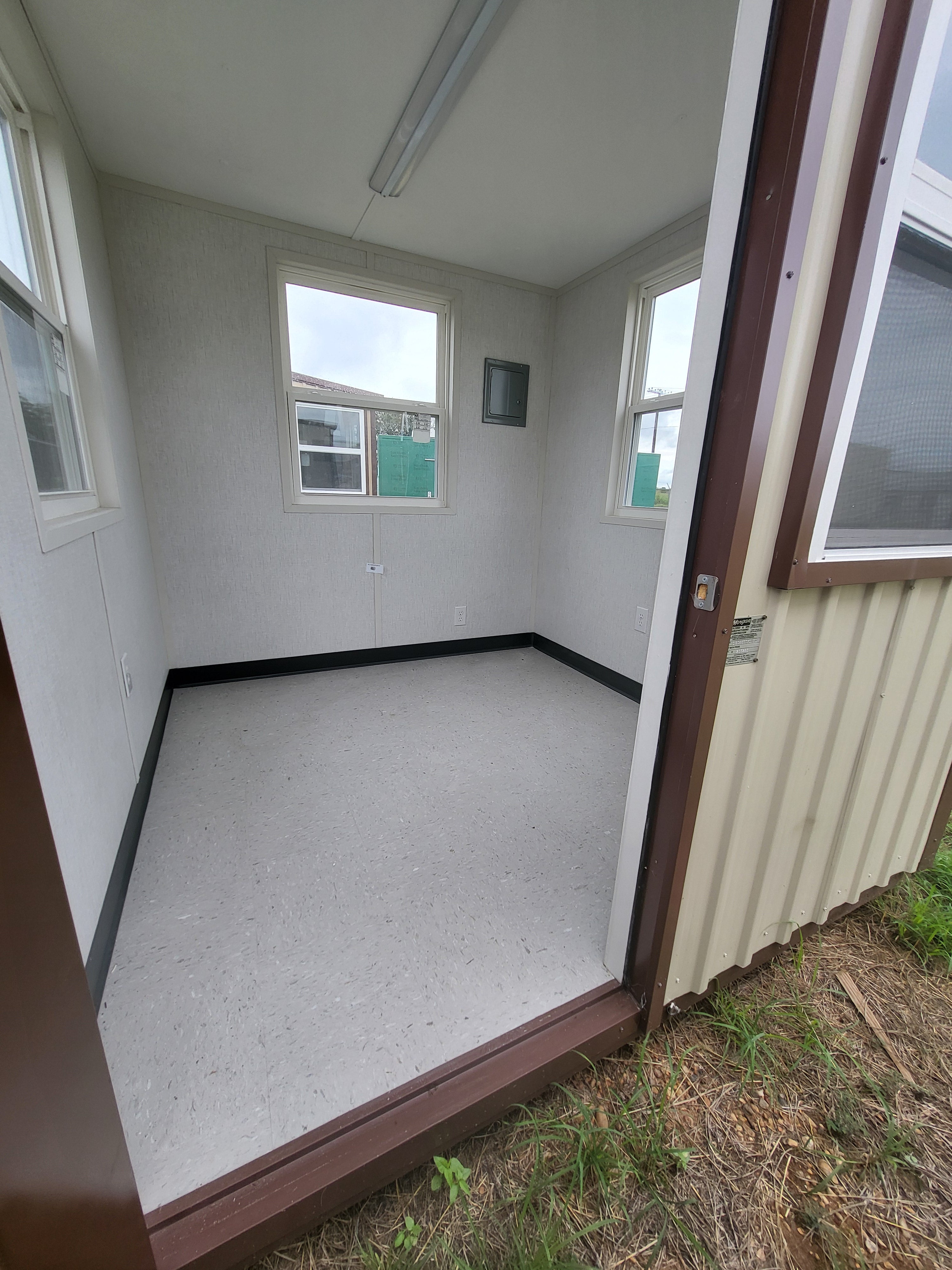 08 x 08 Guardhouse/Tiny Building Fully Lined with Electricity - H205285